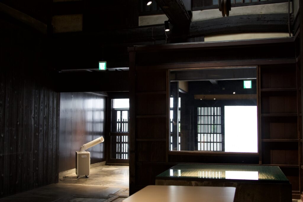 古い木部を残したお匙 京都の店内