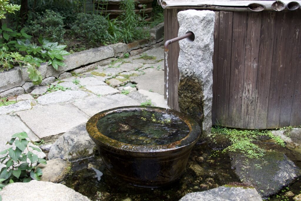 お匙 京都の中庭にある地下水「桃の井」