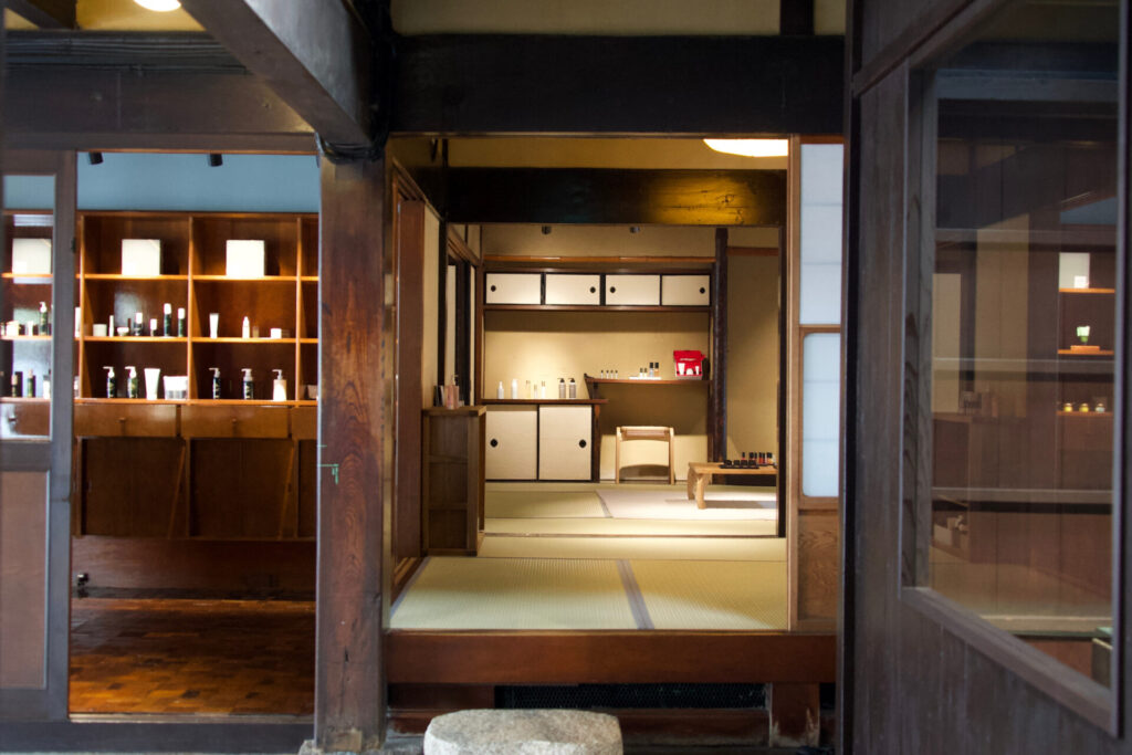 お匙 京都のSALONとGALLERYがつながる店内