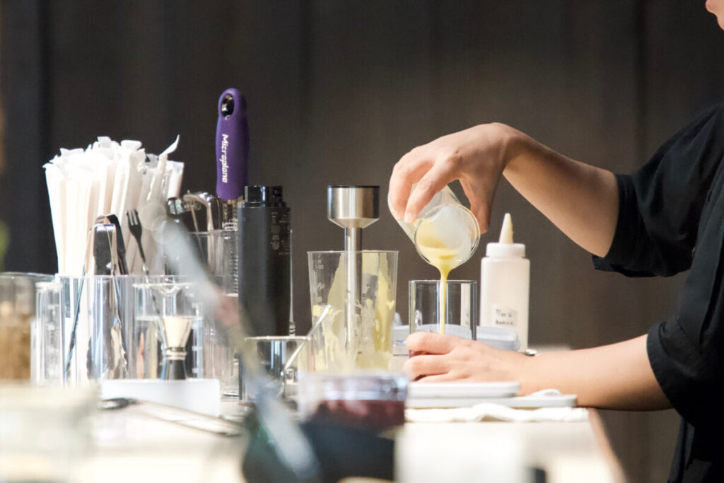 お匙 京都のBARで「甘酒スムージー」をつくる様子